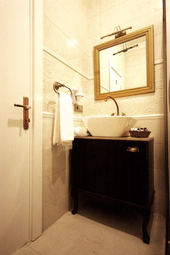 Taksim House Hotel Istanbul Bagian luar foto